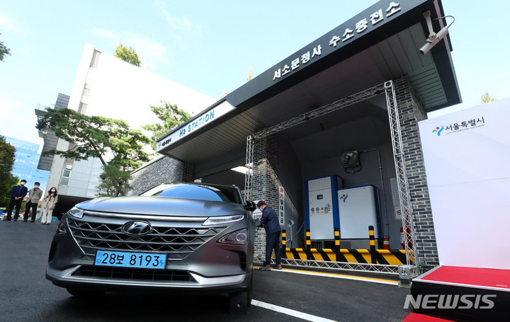 [서울=뉴시스] 이영환 기자 = 7일 오전 서울 중구 서울시청 서소문청사 5동앞 수소충전소에서 관계자가 충전 시연을 하고 있다. 2022.10.07. 20hwan@newsis.com