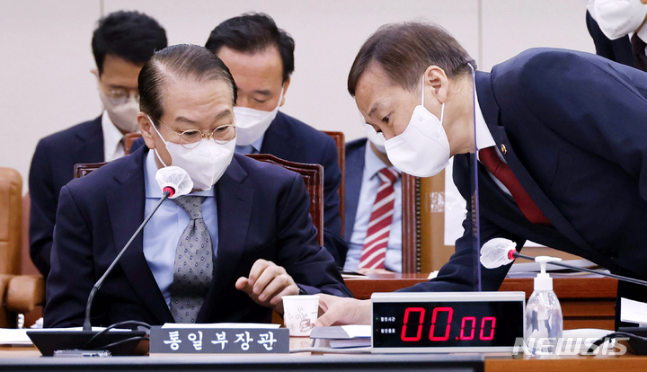 [서울=뉴시스] 최진석 기자 = 권영세 통일부 장관이 7일 서울 영등포구 국회 외교통일위원회 국정감사에서 김기웅 차관과 대화하고 있다. (공동취재사진) 2022.10.07. photo@newsis.com