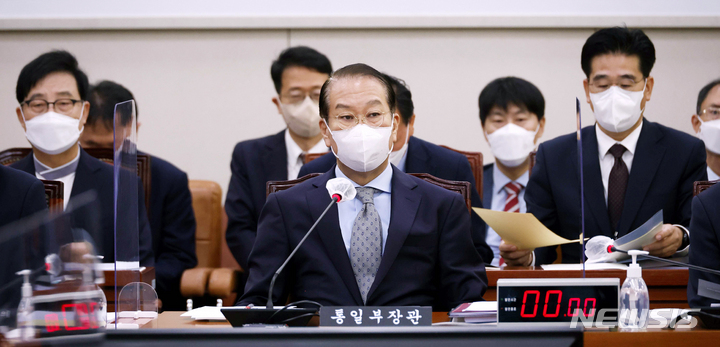 [서울=뉴시스] 최진석 기자 = 권영세 통일부 장관이 7일 서울 영등포구 국회 외교통일위원회 국정감사에 참석해 개의를 기다리고 있다. (공동취재사진) 2022.10.07. photo@newsis.com