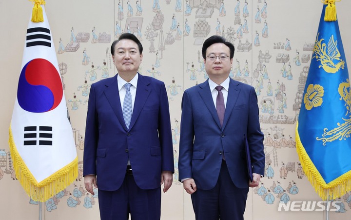 [서울=뉴시스] 홍효식 기자 = 윤석열 대통령이 7일 오전 서울 용산 대통령실 청사에서 조규홍 보건복지부 장관에게 임명장을 수여한 뒤 기념촬영을 하고 있다. (대통령실통신사진기자단) 2022.10.07. yesphoto@newsis.com