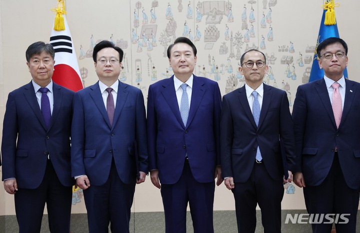 [서울=뉴시스] 홍효식 기자 = 윤석열 대통령이 7일 오전 서울 용산 대통령실 청사에서 조규홍 보건복지부 장관과 고학수 개인정보보호위원회 위원장에게 임명장을 수여한 뒤 기념촬영을 하고 있다. 왼쪽부터 김대기 비서실장, 조 장관, 윤 대통령, 고 위원장, 최상목 경제수석. (대통령실통신사진기자단) 2022.10.07. yesphoto@newsis.com