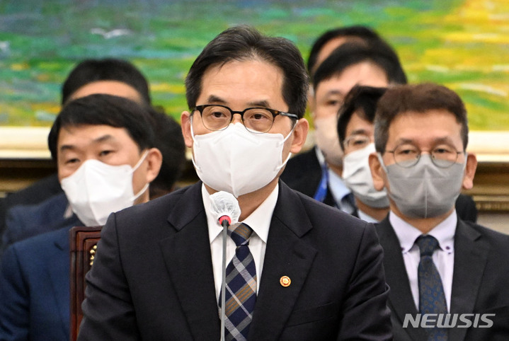 [서울=뉴시스] 김선웅 기자 = 한기정 공정거래위원장이 7일 서울 여의도 국회 정무위원회에서 열린 공정거래위원회 등에 대한 국정감사에서 의원 질의에 답변하고 있다. (공동취재사진) 2022.10.07. photo@newsis.com