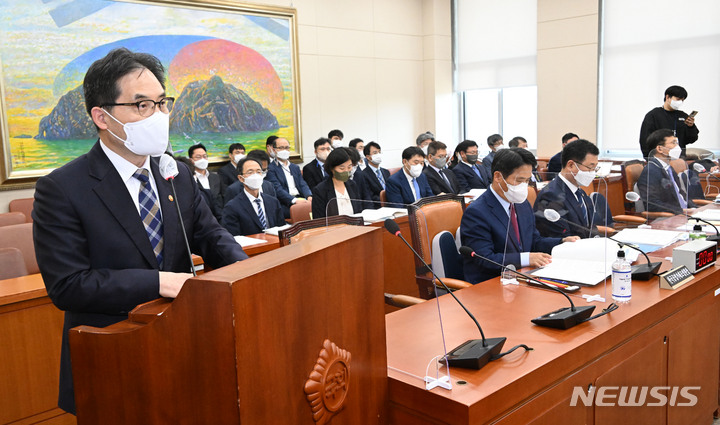 [서울=뉴시스] 김선웅 기자 = 한기정 공정거래위원장이 7일 서울 여의도 국회 정무위원회에서 열린 공정거래위원회 등에 대한 국정감사에서 업무보고를 하고 있다. (공동취재사진) 2022.10.07. photo@newsis.com