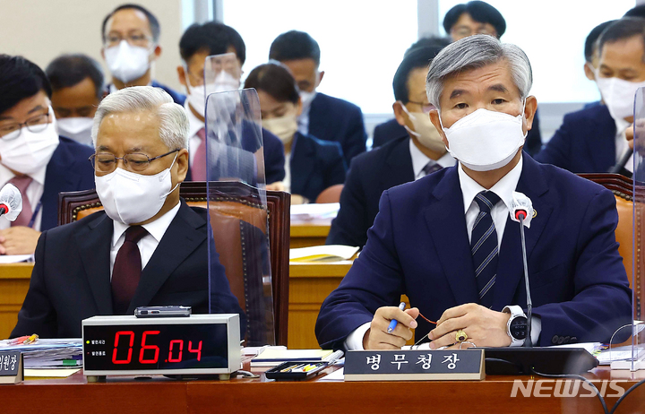 [서울=뉴시스] 김선웅 기자 = 이기식 병무청장이 7일 서울 영등포구 국회에서 열린 국방위원회 5.18민주화운동 진상규명조사위원회와 병무청에 대한 국정감사에 참석해 송선태 진상규명조사위원장과 질의에 답변하고 있다. (공동취재사진) 2022.10.07. photo@newsis.com