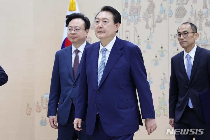 [서울=뉴시스] 홍효식 기자 = 윤석열 대통령이 7일 오전 서울 용산 대통령실 청사에서 조규홍 보건복지부 장관과 고학수 개인정보보호위원회 위원장에게 임명장을 수여한 뒤 간담회장으로 이동하고 있다. (대통령실통신사진기자단) 2022.10.07. yesphoto@newsis.com