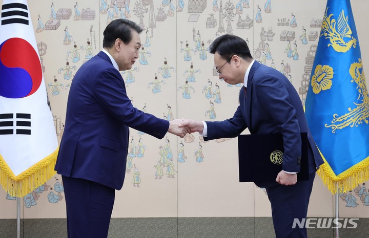 [서울=뉴시스] 홍효식 기자 = 윤석열 대통령이 7일 오전 서울 용산 대통령실 청사에서 조규홍 보건복지부 장관에게 임명장을 수여한 뒤 악수하고 있다. (대통령실통신사진기자단) 2022.10.07. yesphoto@newsis.com