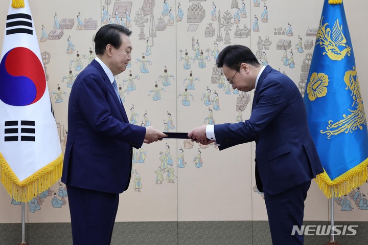 [서울=뉴시스] 홍효식 기자 = 윤석열 대통령이 7일 오전 서울 용산 대통령실 청사에서 조규홍 보건복지부 장관에게 임명장을 수여하고 있다. (대통령실통신사진기자단) 2022.10.07. yesphoto@newsis.com