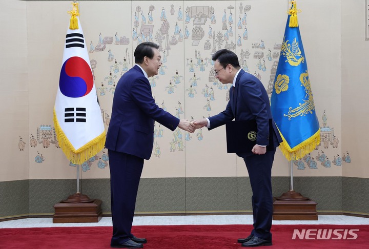 [서울=뉴시스] 홍효식 기자 = 윤석열 대통령이 7일 오전 서울 용산 대통령실 청사에서 조규홍 보건복지부 장관에게 임명장을 수여한 뒤 악수하고 있다. (대통령실통신사진기자단) 2022.10.07. yesphoto@newsis.com