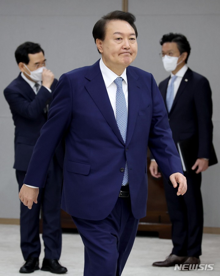 [서울=뉴시스] 홍효식 기자 = 윤석열 대통령이 7일 오전 서울 용산 대통령실 청사에서 조규홍 보건복지부 장관-고학수 개인정보보호위원회 위원장 임명장 수여식에 참석하고 있다. (대통령실통신사진기자단) 2022.10.07. yesphoto@newsis.com