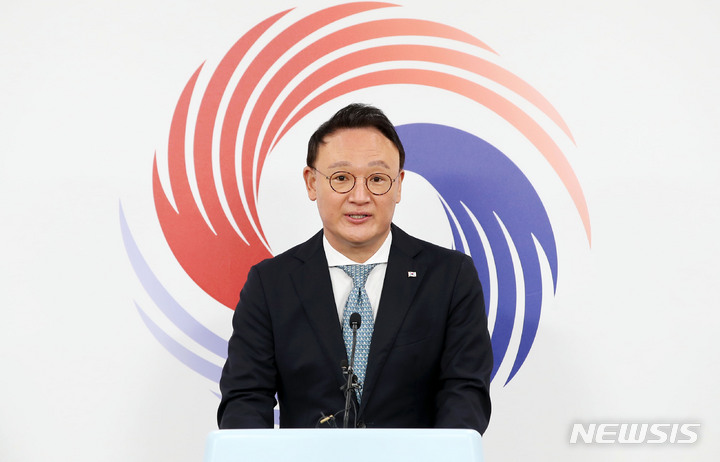 [서울=뉴시스] 홍효식 기자 = 안상훈 사회수석이 7일 서울 용산 대통령실 청사 오픈라운지에서 여성가족부 폐지 관련 브리핑을 하고 있다. 2022.10.07. yesphoto@newsis.com