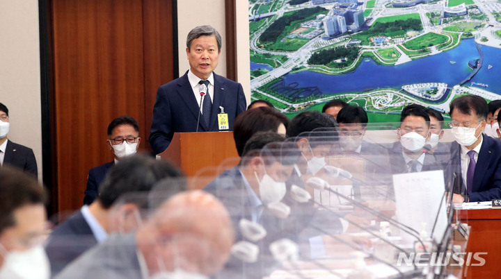 [서울=뉴시스] 김선웅 기자 = 김일환 한국도로공사 사장 직무대행이 7일 서울 여의도 국회 국토교통위원회에서 열린 한국도로공사 등에 대한 국정감사에서 업무보고를 하고 있다. (공동취재사진) 2022.10.07. photo@newsis.com