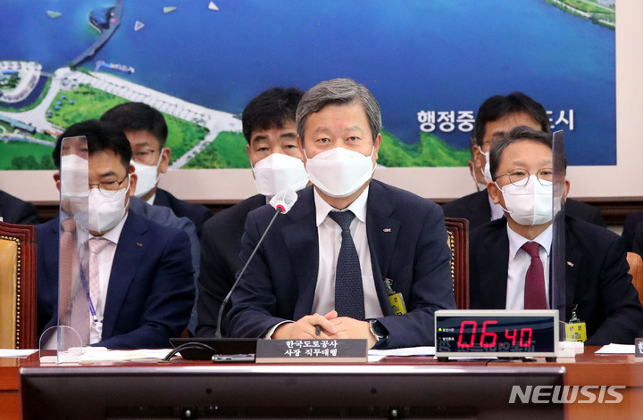 [서울=뉴시스] 김선웅 기자 = 김일환 한국도로공사 사장 직무대행이 7일 서울 여의도 국회 국토교통위원회에서 열린 한국도로공사 등에 대한 국정감사에서 의원 질의에 답변하고 있다. (공동취재사진) 2022.10.07. photo@newsis.com