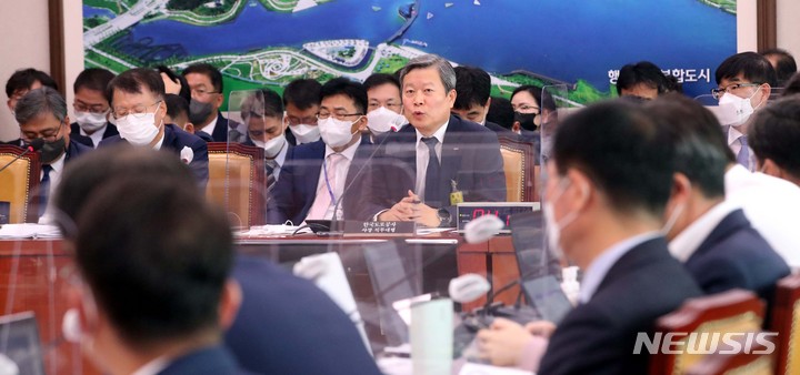 [서울=뉴시스] 김선웅 기자 = 김일환 한국도로공사 사장 직무대행이 7일 서울 여의도 국회 국토교통위원회에서 열린 한국도로공사 등에 대한 국정감사에서 의원 질의에 답변하고 있다. (공동취재사진) 2022.10.07. photo@newsis.com