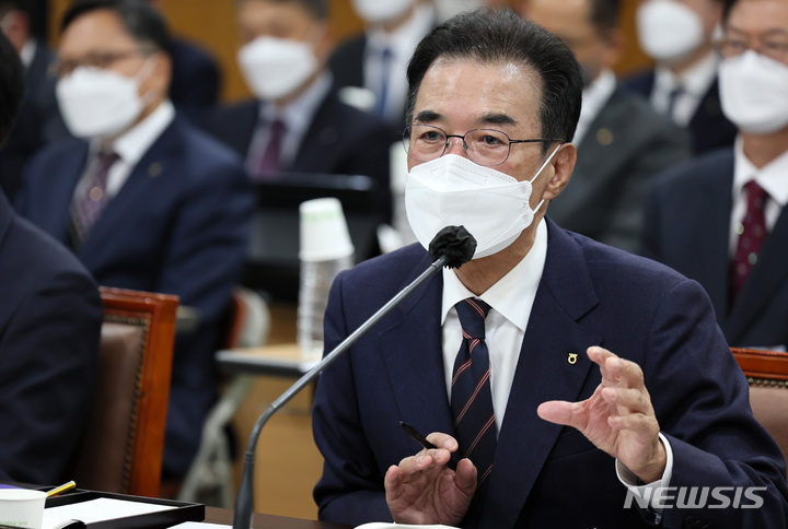 [서울=뉴시스] 국회사진기자단 = 이성희 농협중앙회 회장이 7일 서울 서대문구 농협중앙회에서 열린 국회 농림축산식품해양수산위원회의 농협중앙회에 대한 국정감사에 출석해 의원 질의에 답변하고 있다. 2022.10.07. photo@newsis.com