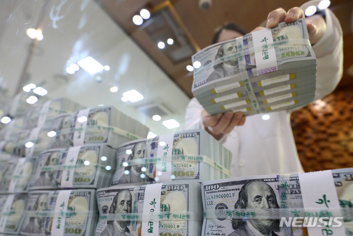 [서울=뉴시스] 김금보 기자 = 7일 서울 중구 하나은행 위변조대응센터에서 직원이 달러화를 정리하고 있다. 외환 당국이 원·달러 환율 안정을 위해 달러화를 매도하면서 지난달 외환보유액이 금융위기 이후 최대폭으로 감소했다. 한국은행 발표 '2022년 9월말 외환보유액'에 따르면 지난달 말 외환보유액은 전월말 보다 196억6000만 달러 감소한 4167억7000만 달러를 기록했다. 2008년 10월 이후 13년 11개월 만의 최대 감소폭이다. 2022.10.07. kgb@newsis.com