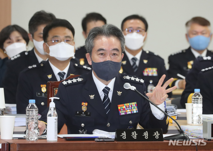 [서울=뉴시스] 고범준 기자 = 윤희근 경찰청장이 7일 오전 서울 서대문구 경찰청사에서 열린 국회 행정안전위원회의 경찰청, 도로교통공단 등에 대한 국정감사에서 위원들의 질의에 답변하고 있다. (공동취재사진) 2022.10.07. photo@newsis.com