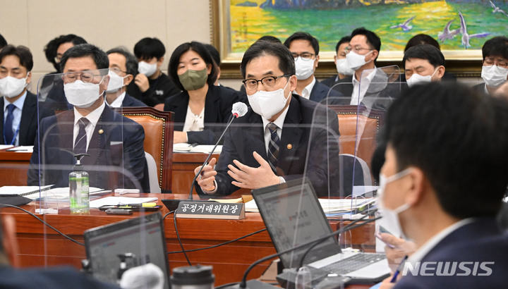 [서울=뉴시스] 김선웅 기자 = 한기정 공정거래위원장이 7일 서울 여의도 국회 정무위원회에서 열린 공정거래위원회 등에 대한 국정감사에서 의원 질의에 답변하고 있다. (공동취재사진) 2022.10.07. photo@newsis.com