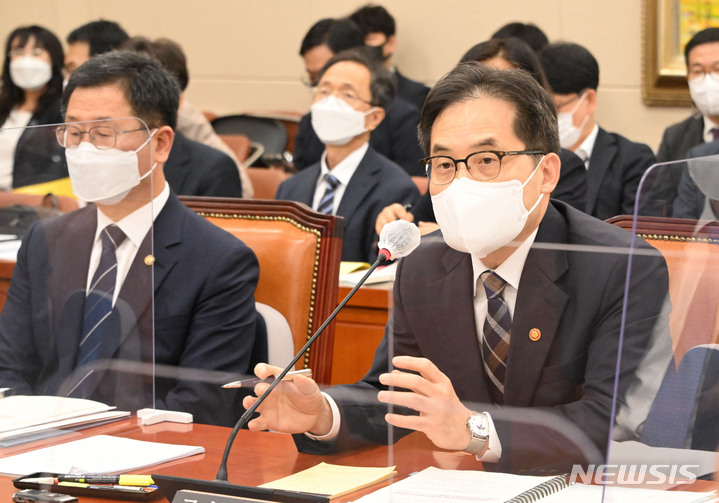 [서울=뉴시스] 김선웅 기자 = 한기정 공정거래위원장이 7일 서울 여의도 국회 정무위원회에서 열린 공정거래위원회 등에 대한 국정감사에서 의원 질의에 답변하고 있다. (공동취재사진) 2022.10.07. photo@newsis.com