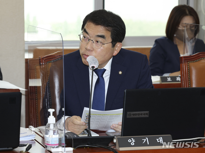 [서울=뉴시스] 최진석 기자 = 양기대 더불어민주당 의원이 7일 국회에서 열린 기획재정위원회 한국은행에 관한 국정감사에서 질의하고 있다. (공동취재사진) 2022.10.07. photo@newsis.com