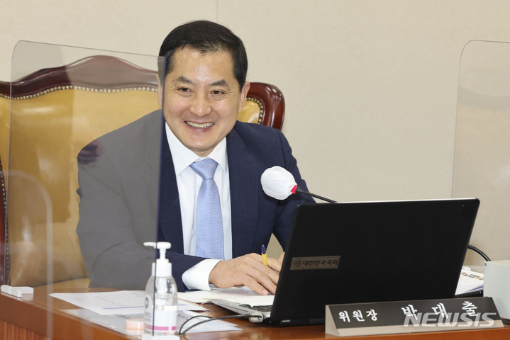 [서울=뉴시스] 최진석 기자 = 박대출 기재위 위원장이 7일 국회에서 열린 기획재정위원회 한국은행에 관한 국정감사에서 발언하고 있다. (공동취재사진) 2022.10.07. photo@newsis.com