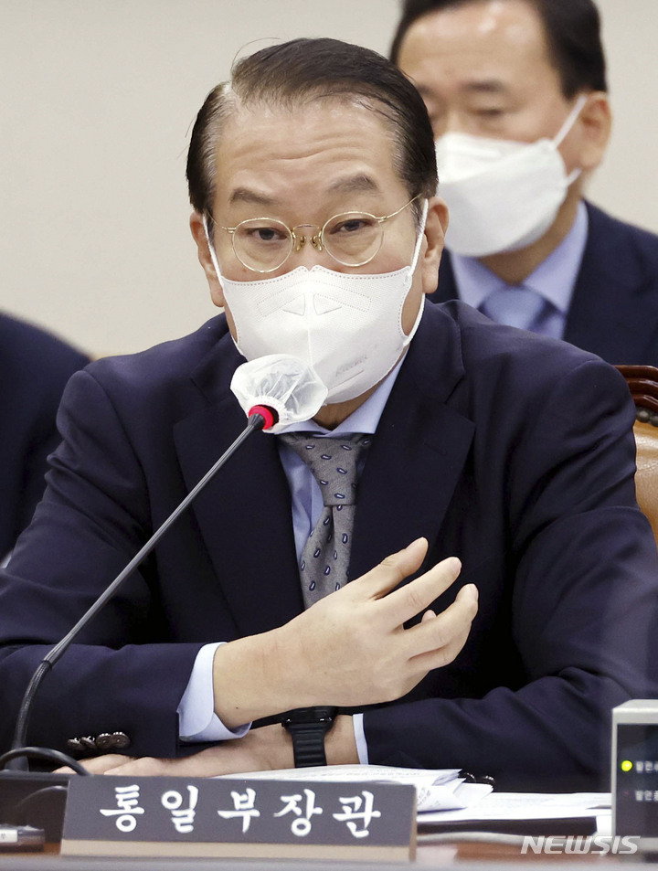 [서울=뉴시스] 최진석 기자 = 권영세 통일부 장관이 7일 서울 여의도 국회에서 열린 외교통일위윈회의 통일부 등에 대한 국정감사에서 의원 질의에 답변을 하고있다. (공동취재사진) 2022.10.07. photo@newsis.com