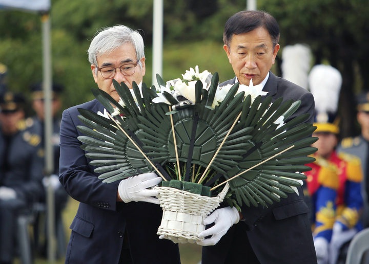 [서울=뉴시스] 권오성(왼쪽) 육군협회장이 7일 서울 노원구 육군사관학교 내 웨스트포인트 기념공원에서 이서영 주한미군전우회 코리아챕터 명예회장과 6·25 전쟁 당시 전사한 1946년 미국 육사 졸업생 14명에 대한 추모비 제막식에 참석해 헌화하고 있다. (사진=육군사관학교 제공) 2022.10.07. photo@newsis.com *재판매 및 DB 금지