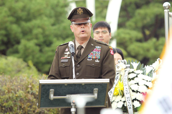 [서울=뉴시스] 윌러드 벌러슨 미 8군 사령관이 7일 서울 노원구 육군사관학교 내 웨스트포인트 기념공원에서 열린 1946년 미국 웨스트포인트 졸업 생도 6·25 전쟁 전사자 추모비 제막식에서 추모사를 하고 있다. (사진=육군사관학교 제공) 2022.10.07. photo@newsis.com *재판매 및 DB 금지