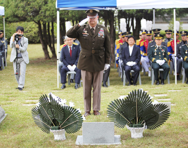 [서울=뉴시스] 윌러드 벌러슨 미 8군 사령관이 7일 서울 노원구 육군사관학교 내 웨스트포인트 기념공원에서 열린 6·25 전쟁 당시 전사한 1946년 미국 육사 졸업생 14명에 대한 추모비 제막식에 참석해 경례를 하고 있다. (사진=육군사관학교 제공) 2022.10.07. photo@newsis.com *재판매 및 DB 금지