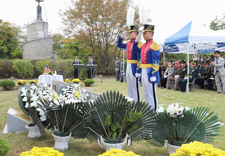 [서울=뉴시스] 육군사관학교생도들이 7일 서울 노원구 육군사관학교 내 웨스트포인트 기념공원에서 6·25 전쟁 당시 전사한 1946년 미국 육사 졸업생 14명에 대한 추모비 제막식에 참석해 경례하고 있다. (사진=육군사관학교 제공) 2022.10.07. photo@newsis.com *재판매 및 DB 금지