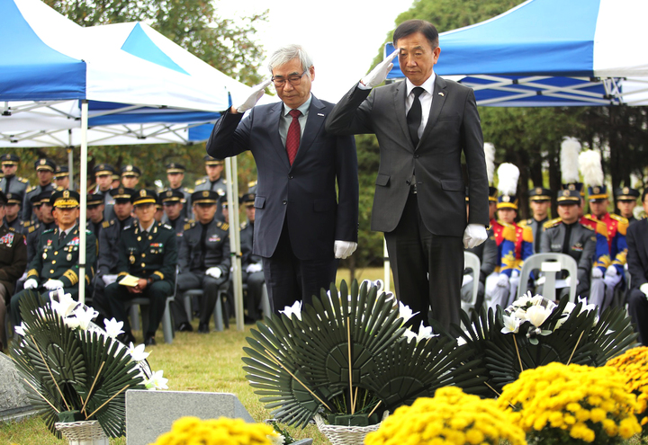 [서울=뉴시스] 권오성(왼쪽) 육군협회장이 7일 서울 노원구 육군사관학교 내 웨스트포인트 기념공원에서 이서영 주한미군전우회 코리아챕터 명예회장과 6·25 전쟁 당시 전사한 1946년 미국 육사 졸업생 14명에 대한 추모비 제막식에 참석해 경례하고 있다. (사진=육군사관학교 제공) 2022.10.07. photo@newsis.com *재판매 및 DB 금지