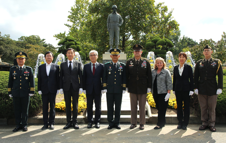 [서울=뉴시스] 美 8군 사령관을 비롯한 육군 주요 관계자들이 7일 서울 노원구 육군사관학교 내 웨스트포인트 기념공원에서 열린 웨스트포인트 졸업 생도 6·25전쟁 전사자 추모비 제막식 후 육군사관학교 설립에 큰 기여를 한 밴플리트 장군 동상 앞에서 기념촬영을 하고 있다. (사진=육군사관학교 제공) 2022.10.07. photo@newsis.com *재판매 및 DB 금지