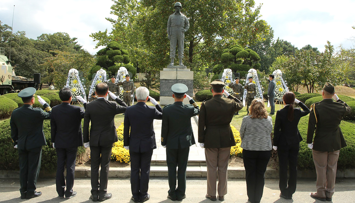 [서울=뉴시스] 美 8군 사령관을 비롯한 육군 주요 관계자들이 7일 서울 노원구 육군사관학교 내 웨스트포인트 기념공원에서 열린 1946년 미국 웨스트포인트 졸업 생도 6·25전쟁 전사자 추모비 제막식 후 육군사관학교 설립에 큰 기여를 한 밴플리트 장군 동상 앞에서 경례를 하고 있다. (사진=육군사관학교 제공) 2022.10.07. photo@newsis.com *재판매 및 DB 금지