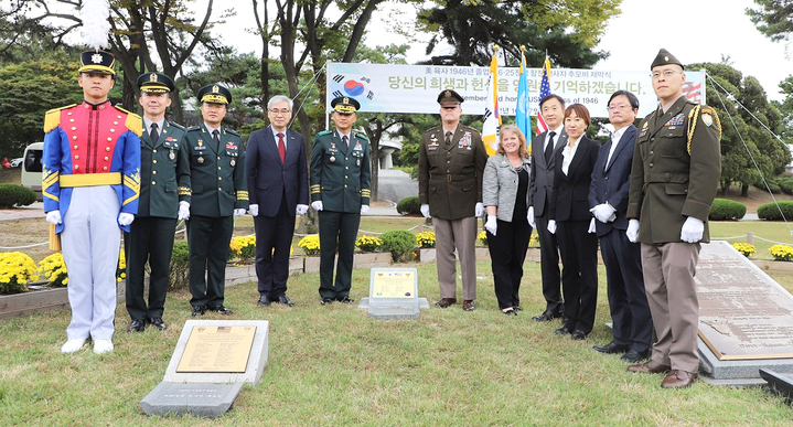 [서울=뉴시스] 전성대(왼쪽 다섯번째) 육군사관학교장이 7일 서울 노원구 육군사관학교 내 웨스트포인트 기념공원에서 열린 6·25 전쟁 당시 전사한 1946년 미국 육사 졸업생 14명에 대한 추모비 제막식 후 관계자들과 기념촬영을 하고 있다. (사진=육군사관학교 제공) 2022.10.07. photo@newsis.com *재판매 및 DB 금지