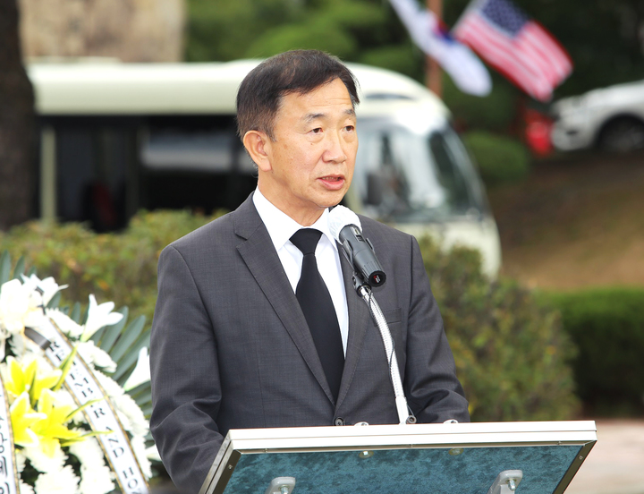 [서울=뉴시스] 이서영 주한미군전우회 코리아챕터 회장이 7일 서울 노원구 육군사관학교 내 웨스트포인트 기념공원에서 열린 1946년 미국 웨스트포인트 졸업 생도 6·25 전쟁 전사자 추모비 제막식에서 기념사를 하고 있다. (사진=육군사관학교 제공) 2022.10.07. photo@newsis.com *재판매 및 DB 금지