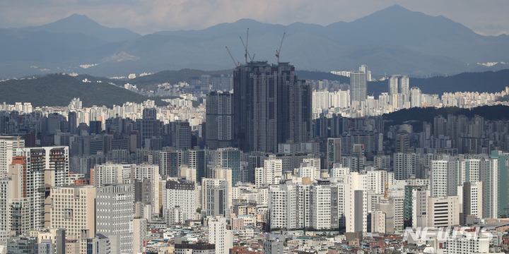 [서울=뉴시스] 김금보 기자 = 서울 중구 남산에서 바라본 아파트 숲. 2022.10.15. kgb@newsis.com