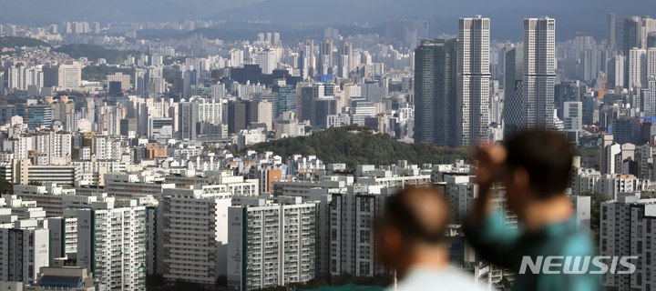 [서울=뉴시스] 김금보 기자 = 서울 중구 남산에서 바라본 아파트 숲. 2022.10.07. kgb@newsis.com