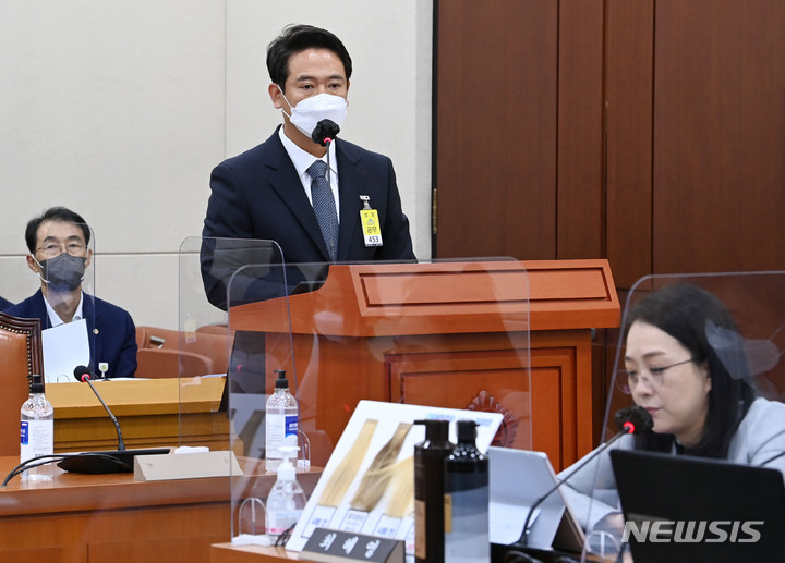 [서울=뉴시스] 최진석 기자 = 배형진 모다모다 대표이사가 7일 국회 보건복지위원회에서 열린 식품의약품안전처 등에 대한 국정감사에 참고인으로 출석해 의원의 질의에 답하고 있다. (공동취재사진) 2022.10.07. photo@newsis.com