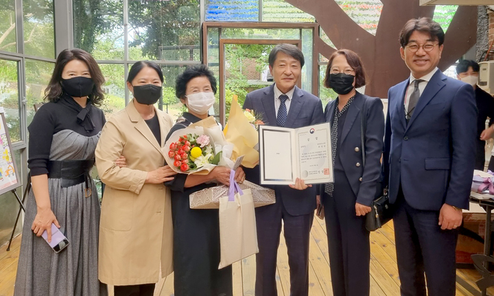 [광주=뉴시스] 광주송정도서관은 초등학력인정 성인교육 학습자들이 2022년 전국 성인문해교육 시화전에서 교육부 장관상(글꿈상)을 수상했다고 9일 밝혔다. (사진=광주송정도서관 제공). photo@newsis.com *재판매 및 DB 금지