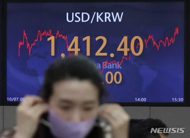[서울=뉴시스] 조수정 기자 = 7일 코스피가 전 거래일(2237.86)보다 5.02포인트(0.22%) 하락한 2232.84에 장 마감했다. 서울 외환시장에서 원·달러 환율은 전 거래일(1402.4원)보다 10.0원 상승한 1412.4원에, 코스닥은 전 거래일(706.01)보다 7.52포인트(1.07%) 내린 698.49에 거래를 마쳤다. 7일 오후 서울 중구 하나은행 딜링룸 전광판에 종가가 표시되고 있다. 2022.10.07. chocrystal@newsis.com