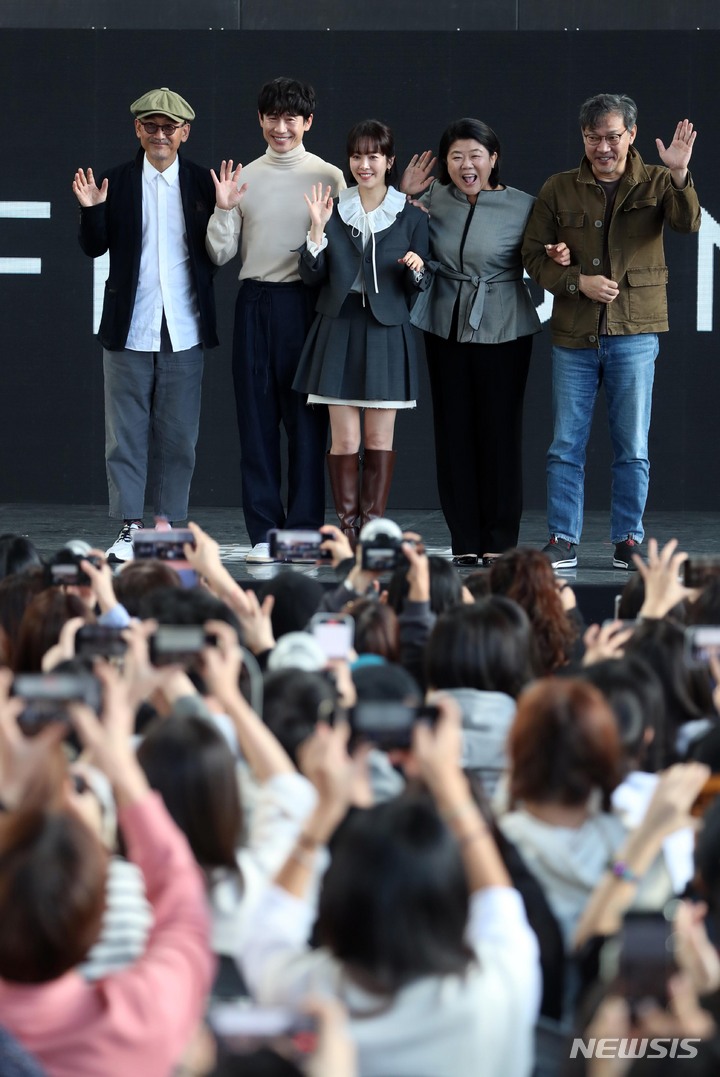 [부산=뉴시스] 하경민 기자 = 제27회 부산국제영화제 개막 사흘째인 7일 부산 해운대구 영화의전당 야외무대에서 열린 오픈토크 행사에 참석한 티빙 오리지널 시리즈 '욘더'의 이준익(맨 왼쪽부터) 감독과 배우 신하균·한지민·이정은·정진영이 팬들에게 인사하고 있다. 2022.10.07. yulnetphoto@newsis.com