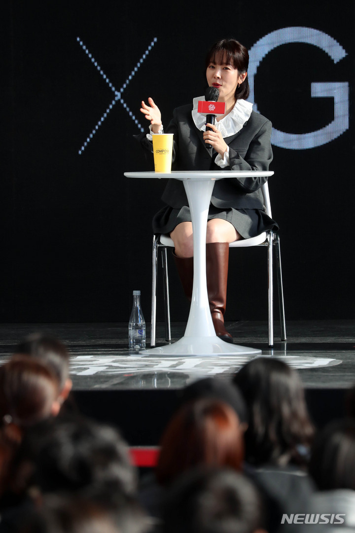 [부산=뉴시스] 하경민 기자 = 제27회 부산국제영화제 개막 사흘째인 7일 부산 해운대구 영화의전당 야외무대에서 열린 오픈토크 행사에 참석한 티빙 오리지널 시리즈 '욘더'의 배우 한지민이 팬들과 만남을 갖고 있다. 2022.10.07. yulnetphoto@newsis.com