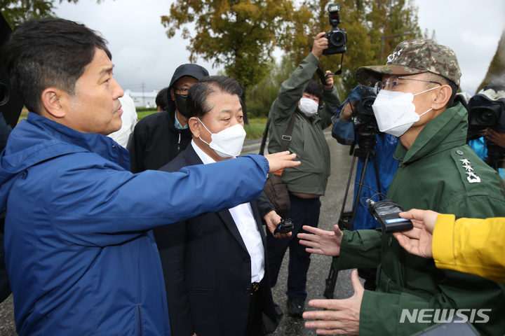 [강릉=뉴시스] 김경목 기자 = 7일 오후 더불어민주당 국회 국방위원회 소속 김병주·김영배·송옥주 의원이 우리 군 현무 미사일 비정상 낙탄 사고가 발생한 강원도 강릉시 공군 제18전투비행단 정문에서 육군 미사일전략사령부 이정웅 사령관과 출입 문제를 두고 신경전을 벌이고 있다. 2022.10.17. photo31@newsis.com
