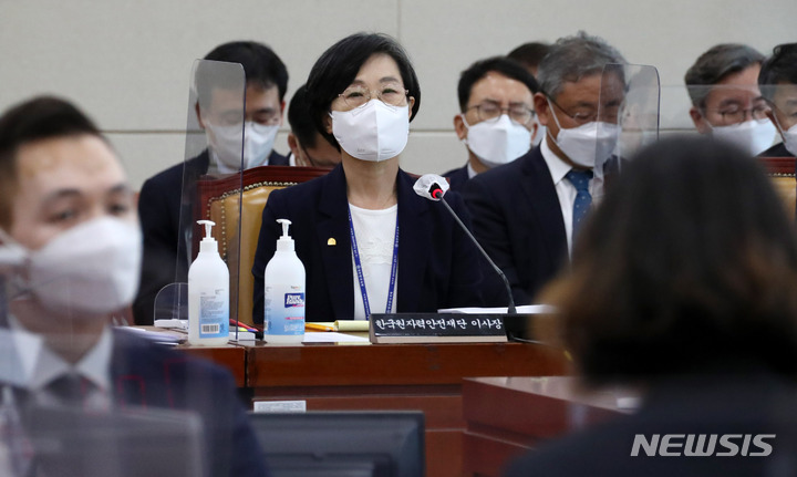 [서울=뉴시스] 김선웅 기자 = 김제남 원자력안전재단 이사장이 7일 서울 여의도 국회 과학기술방송정보통신위원회에서 열린 국정감사에서 의원들의 질문을 듣고 있다. (공동취재사진) 2022.10.07. photo@newsis.com