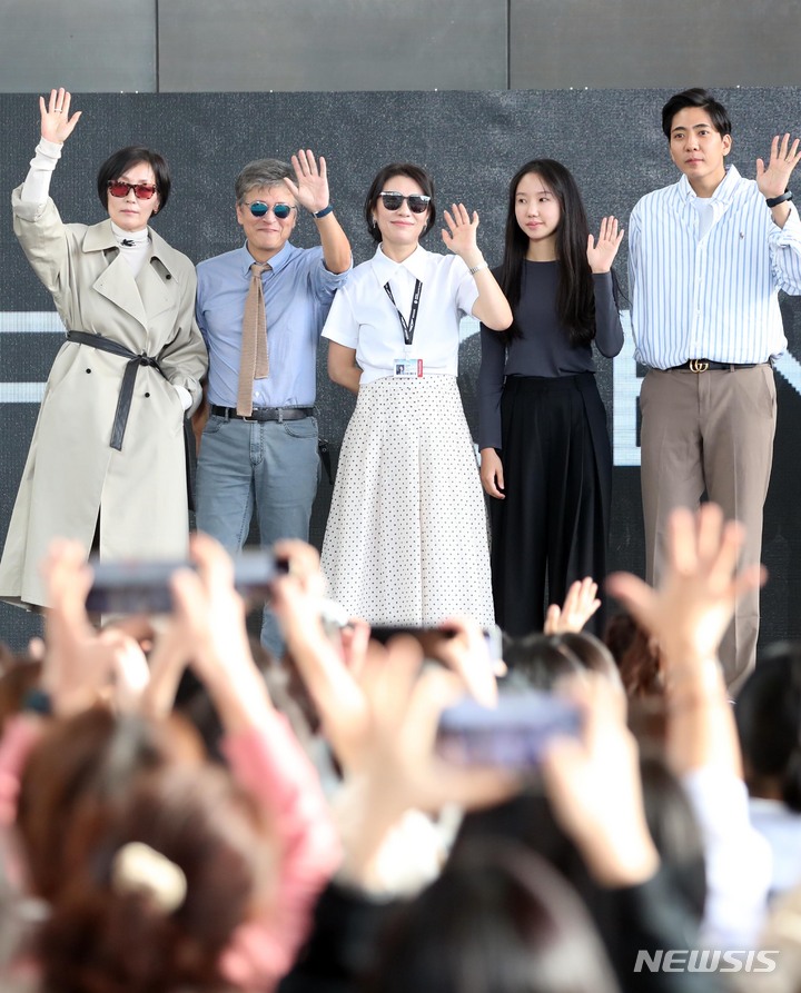 [부산=뉴시스] 하경민 기자 = 제27회 부산국제영화제 개막 사흘째인 7일 부산 해운대구 영화의전당에서 열린 무대인사에 참석한 홍상수 감독의 신작 '탑'의 배우 권해효·이혜영 등이 팬들에게 인사하고 있다. 2022.10.07. yulnetphoto@newsis.com