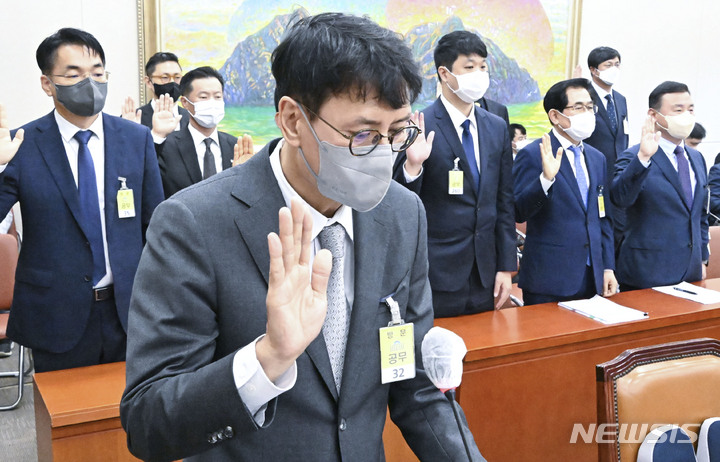 [서울=뉴시스] 최진석 기자 = 7일 국회에서 열린 정무위원회의 공정거래위원회, 한국소비자원, 한국공정거래조정원에 대한 국정감사에 일반증인으로 출석한 홍은택 카카오대표가 증인 선서를 하고 있다. (공동취재사진) 2022.10.07. photo@newsis.com