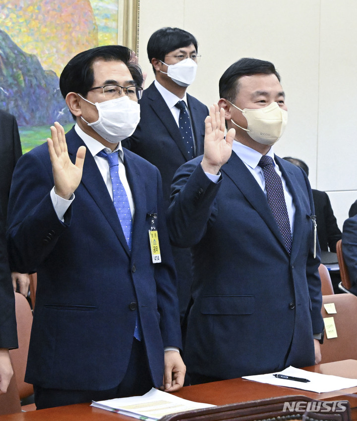 [서울=뉴시스] 최진석 기자 = 7일 국회에서 열린 정무위원회의 공정거래위원회, 한국소비자원, 한국공정거래조정원에 대한 국정감사에 일반증인으로 출석한 노태문(오른쪽) 삼성전자 MX부문장과 허혜찬 에이티 대표이사가 증인 선서를 하고 있다. (공동취재사진) 2022.10.07. photo@newsis.com