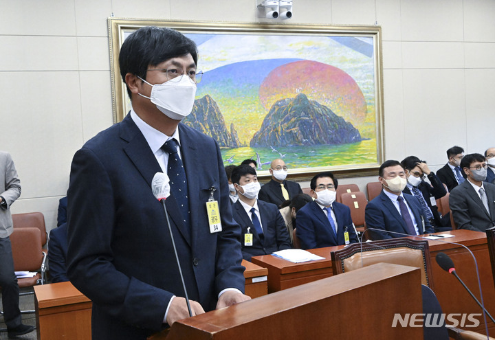 [서울=뉴시스] 최진석 기자 = 7일 국회에서 열린 정무위원회의 공정거래위원회, 한국소비자원, 한국공정거래조정원에 대한 국정감사에 일반증인으로 출석한 함윤식 우아한형제 부사장이 답변하고 있다. (공동취재사진) 2022.10.07. photo@newsis.com