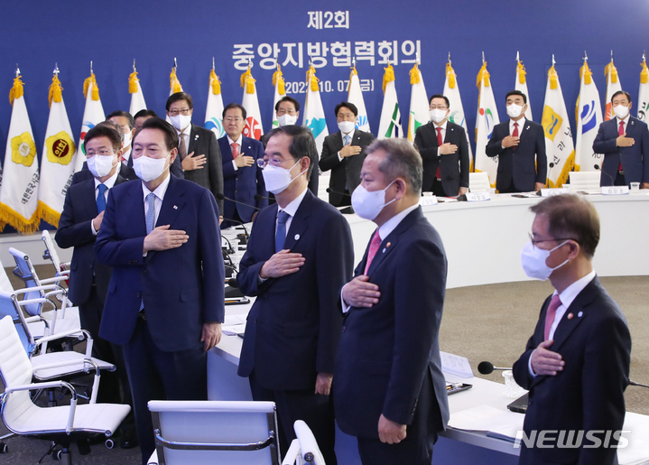 [울산=뉴시스] 홍효식 기자 = 윤석열 대통령이 7일 울산시청에서 열린 제2회 중앙지방협력회의에서 국기에 대한 경례를 하고 있다. 2022.10.07. yesphoto@newsis.com