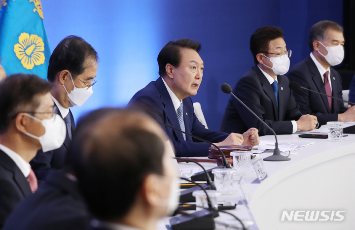 [울산=뉴시스] 홍효식 기자 = 윤석열 대통령이 7일 울산시청에서 열린 제2회 중앙지방협력회의를 주재하고 있다. 2022.10.07. yesphoto@newsis.com