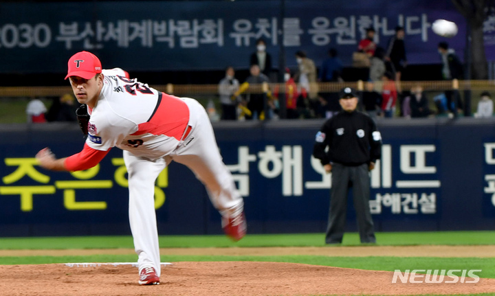 [광주=뉴시스] 이영주 기자 = 7일 오후 광주 북구 광주-기아챔피언스필드에서 열린 2022프로야구 KIA 타이거즈 대 KT 위즈의 경기, 1회 초 KIA 선발 놀린이 역투하고 있다.&nbsp; 2022.10.06. leeyj2578@newsis.com